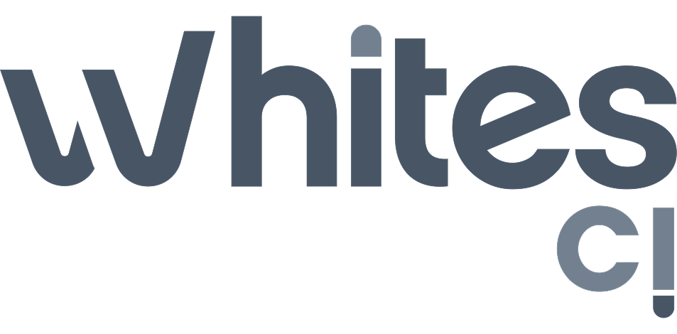 Agent White Ci lavant une chemise blanche dans une machine industrielle à Abidjan